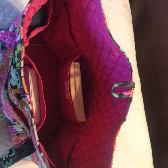 Vera Bradley tote bag. Two exterior pockets 6 interior pockets. Toggle closure. - Picture 3 of 3